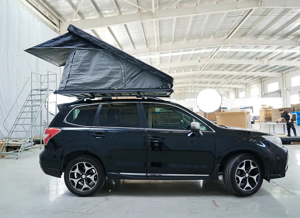 Tente Feather Nomad déployée sur le toit d'un SUV, vue de profil