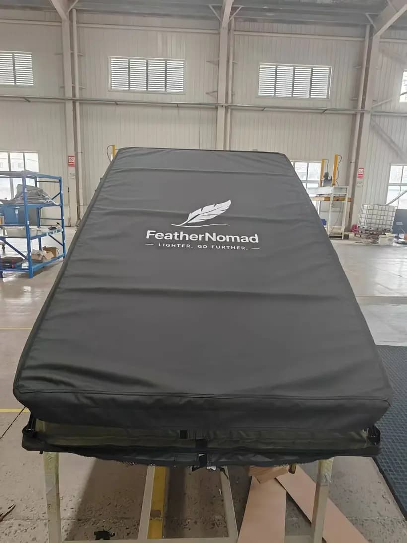 Tente repliée vue de dessus avec le logo Feather Nomad sur la housse