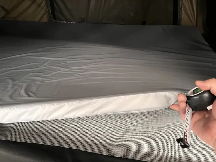 Mesure de l'épaisseur du matelas au mètre ruban