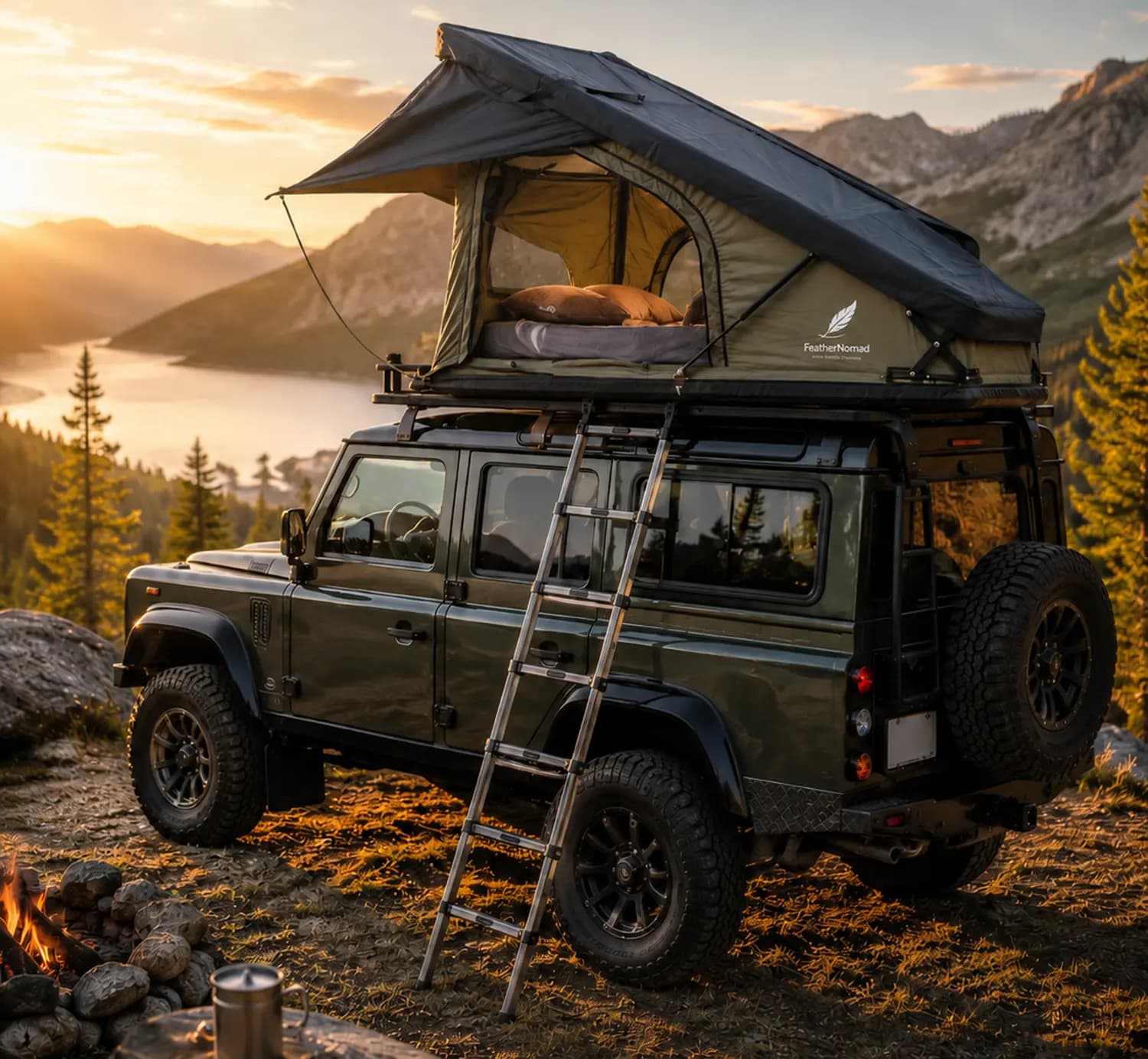 Tente de toit Feather Nomad déployée sur un 4x4 en montagne au coucher du soleil, échelle télescopique dépliée